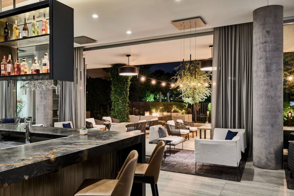 AC Hotel Phoenix Biltmore - Image 4