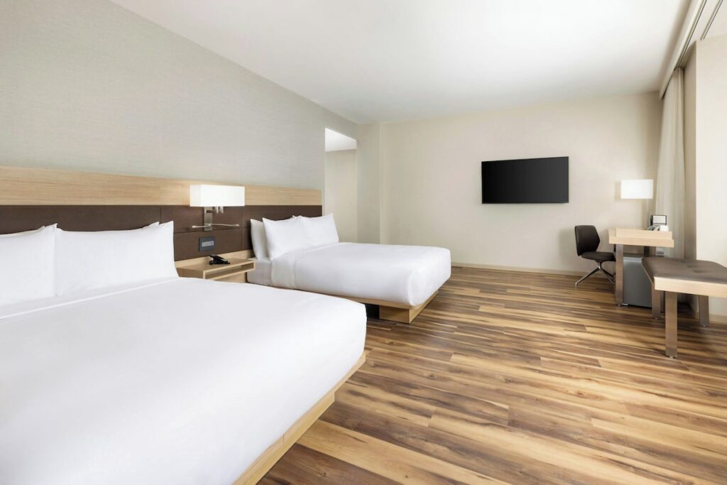 AC Hotel by Marriott Honolulu - Image 4