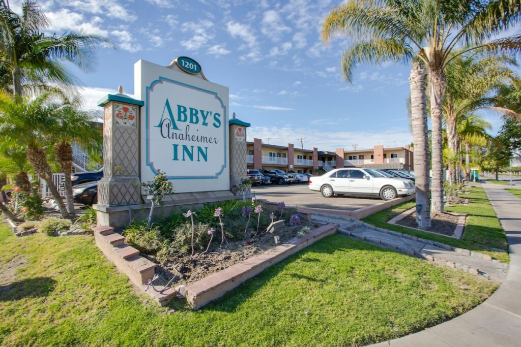 Abby's Anaheimer Inn - Across Disneyland Park