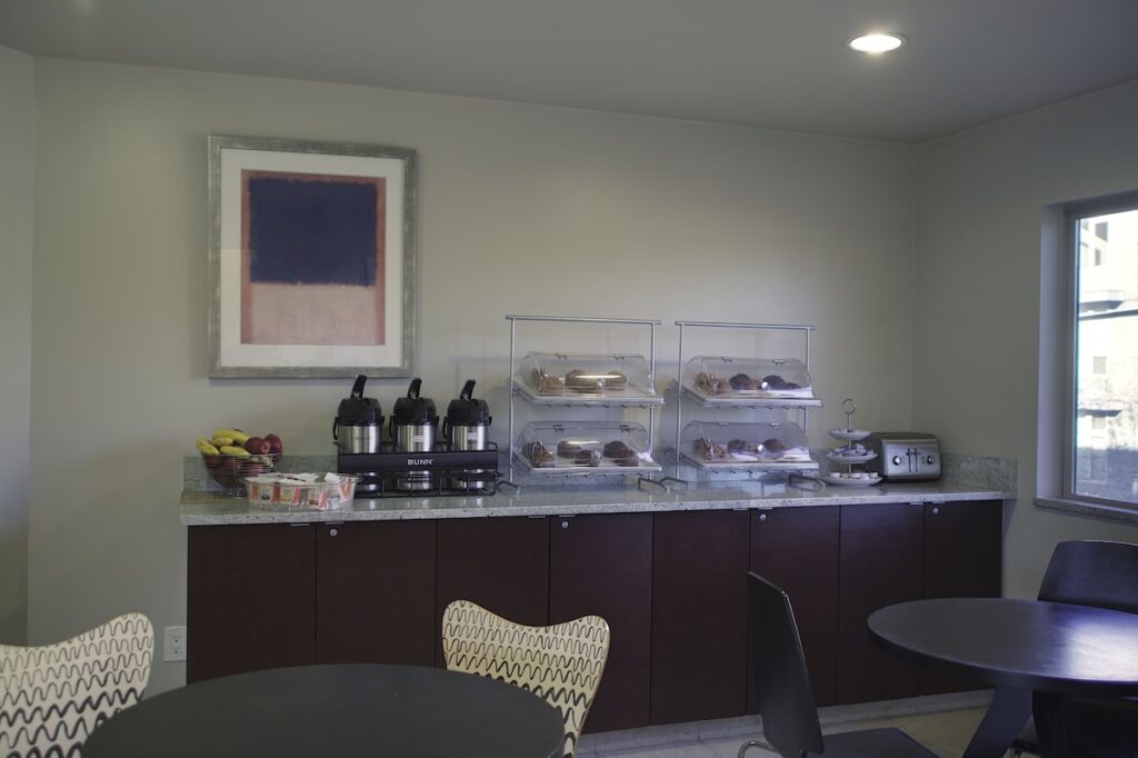 Aladdin Inn and Suites - Image 4