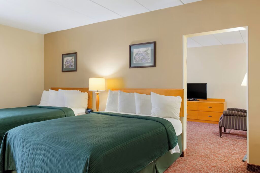 All Seasons Inn & Suites - Image 3