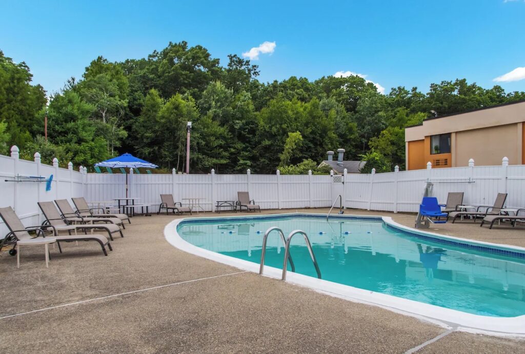 All Seasons Inn & Suites - Image 4