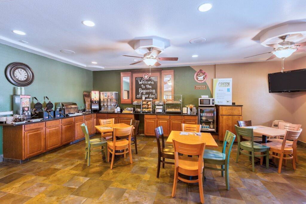 AmericInn by Wyndham Des Moines Airport - Image 4