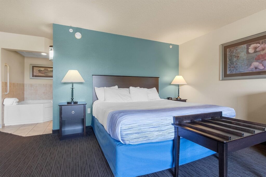 AmericInn by Wyndham Green Bay East - Image 4