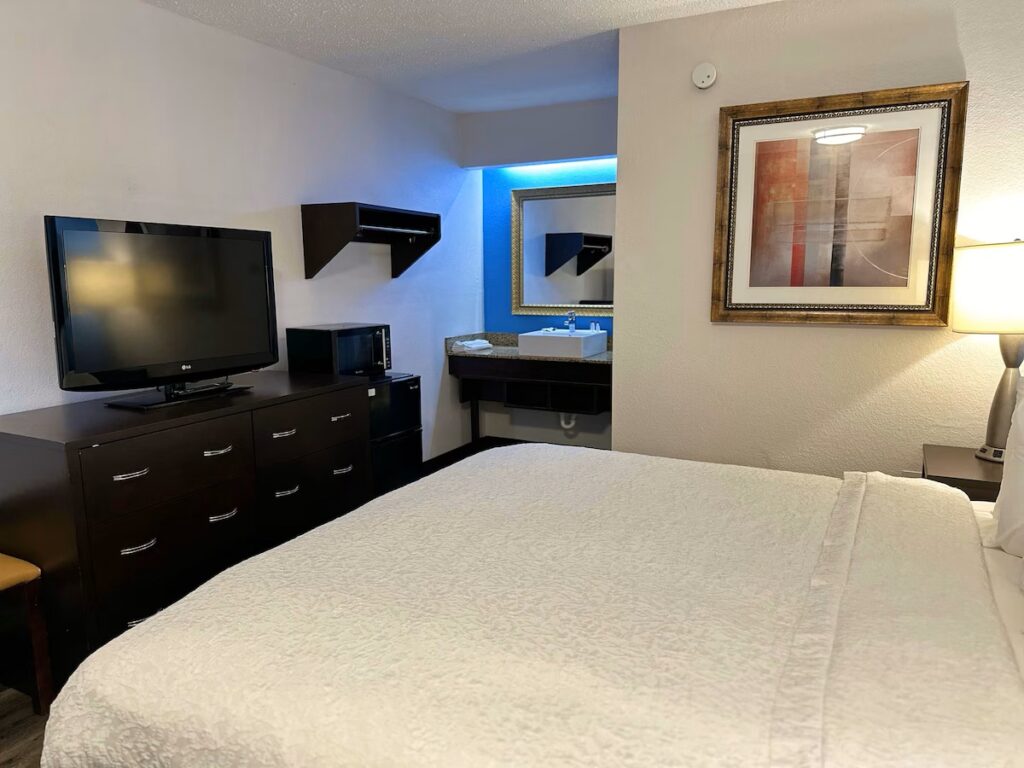 American Inn & Suites Bishop Airport Flint - Image 3