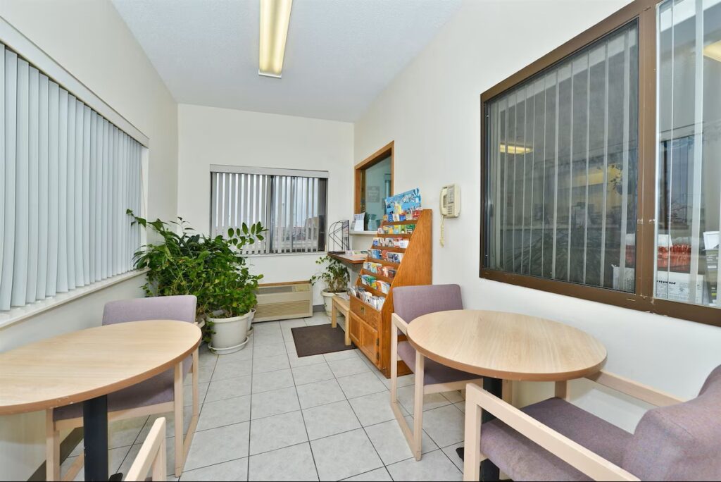 Americas Best Value Inn Champaign - Image 4