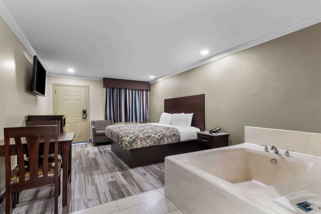 Americas Best Value Inn Houston Heights at I-45 - Image 4