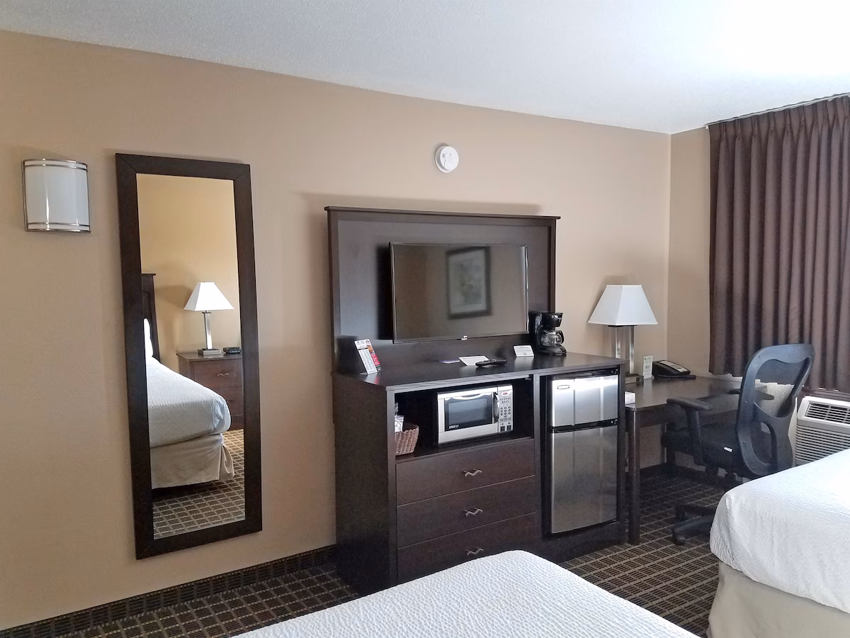 Americas Best Value Inn and Suites Bismarck - Image 2