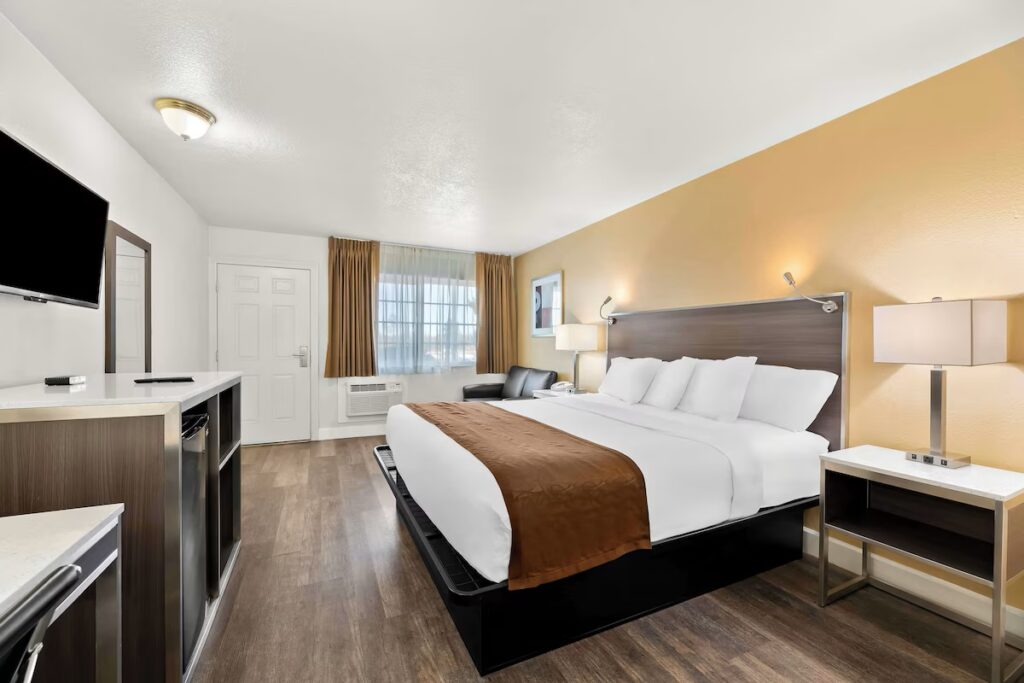 Americas Best Value Inn and Suites Flagstaff - Image 3