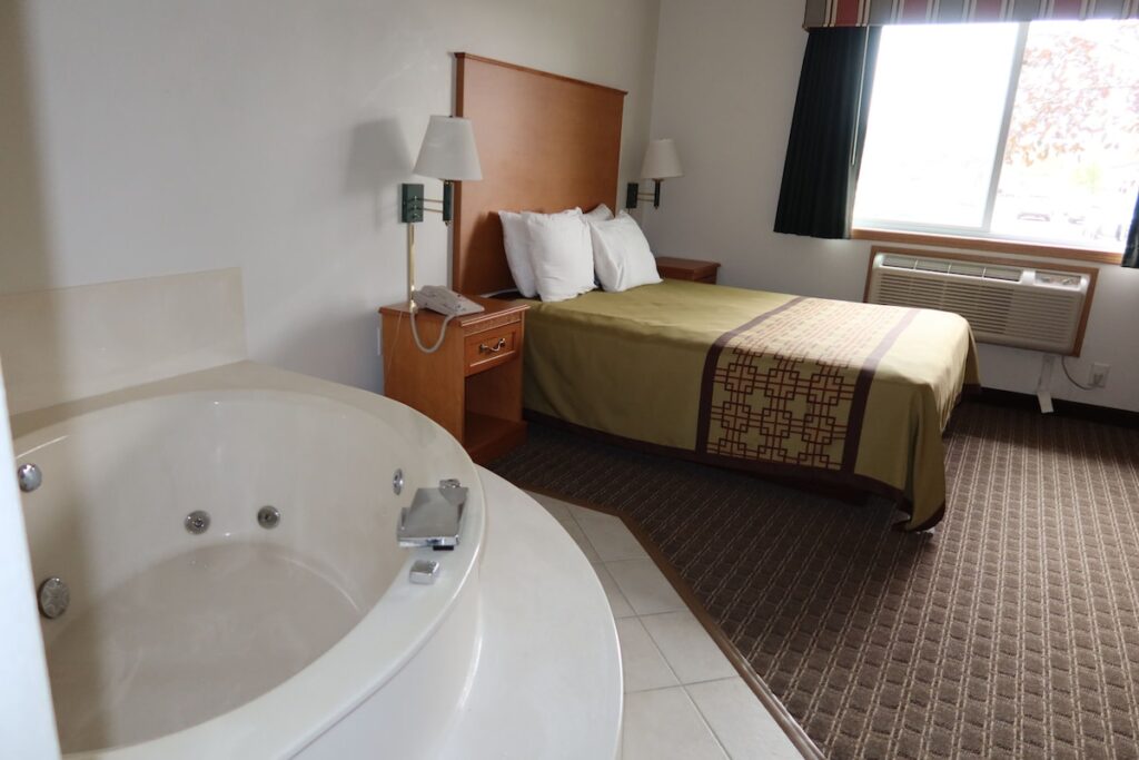 Americas Best Value Inn and Suites St. Cloud - Image 4