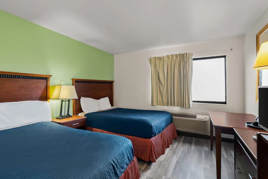 Americas Best Value Inn - Lincoln Airport - Image 3