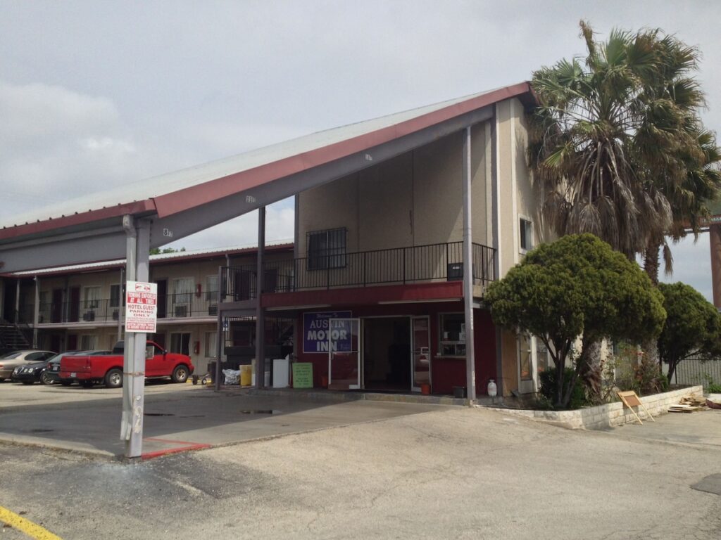 Austin Motor Inn - Image 2