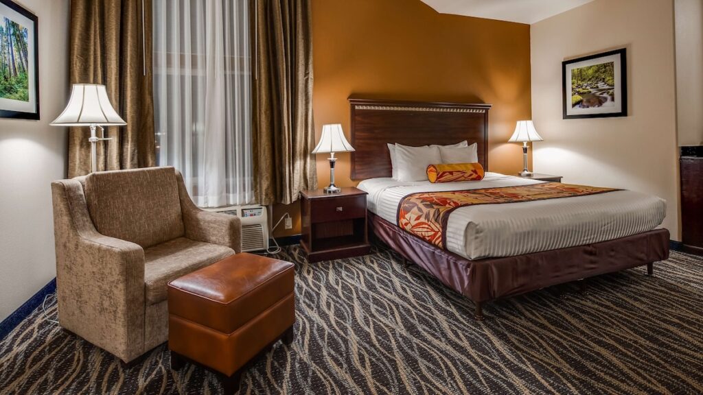 Best Western Plus Battleground Inn & Suites - Image 2