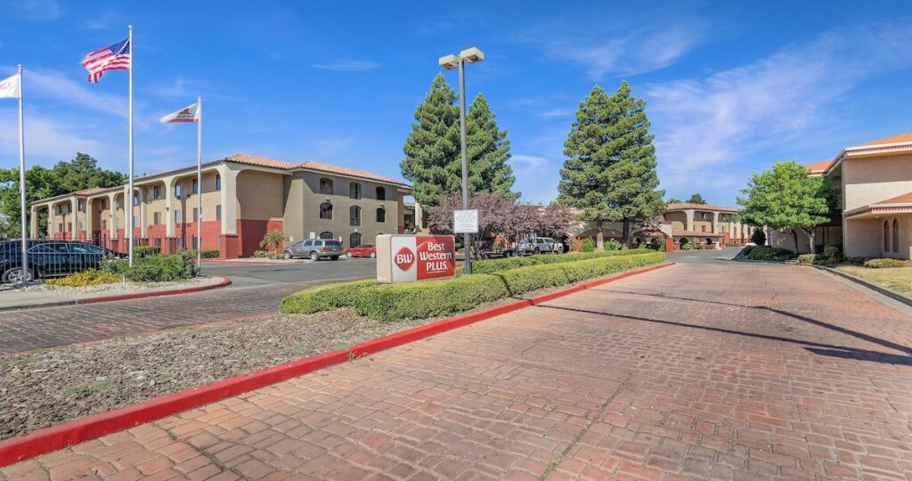 Best Western Plus Heritage Inn - Image 2