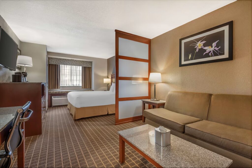 Best Western Plus Peak Vista Inn & Suites - Image 2