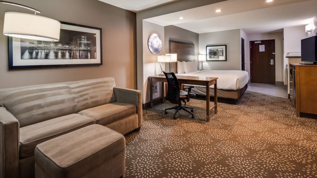 Best Western Plus Spokane North - Image 4