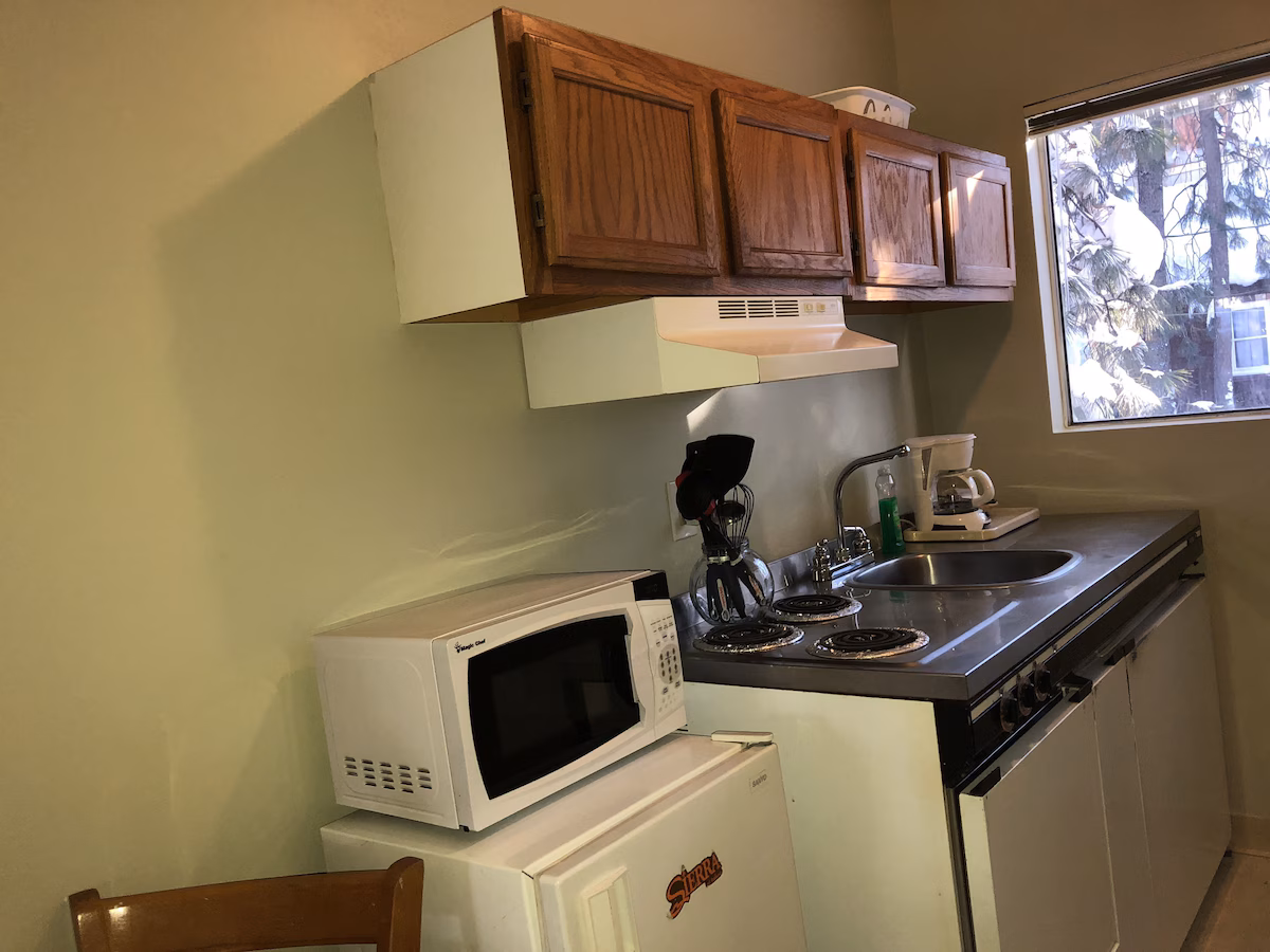 Cedar Inn & Suites - Image 4