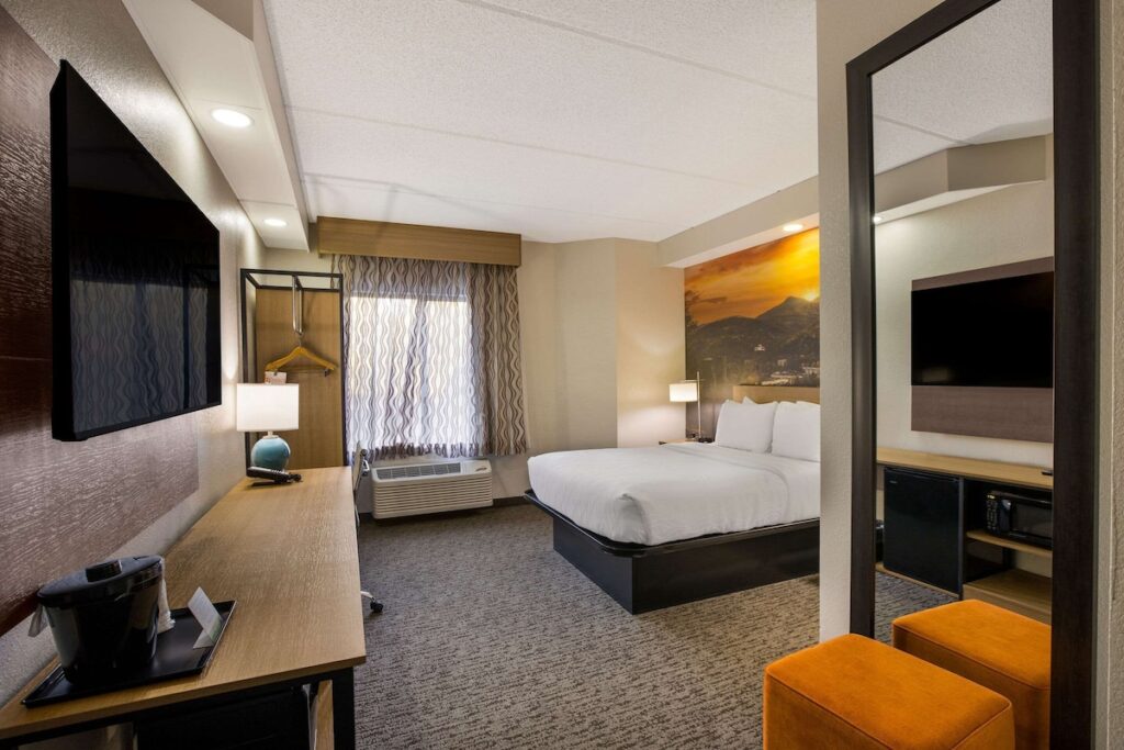 Clarion Pointe Sevierville-Pigeon Forge - Image 2