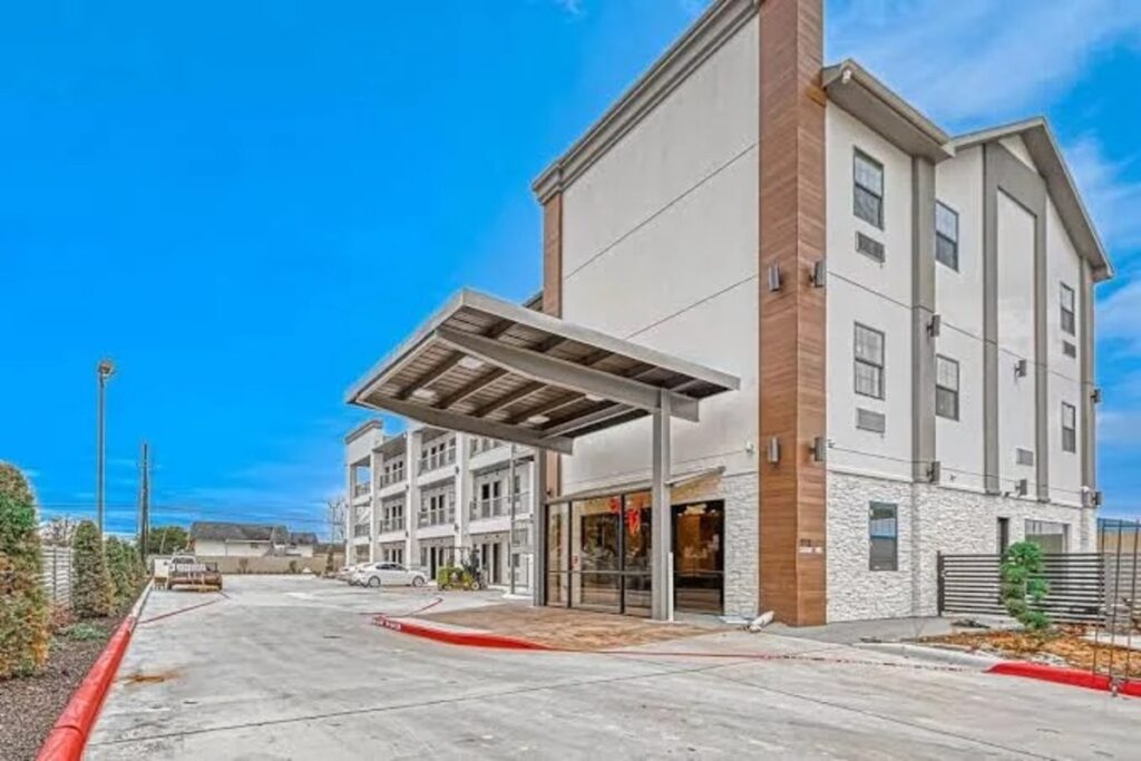 Comfeeni Inn and Suites - Image 2