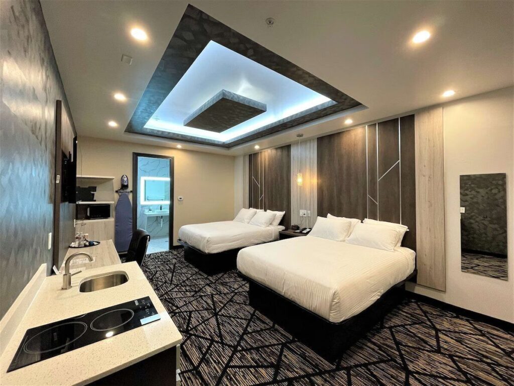 Comfeeni Inn and Suites - Image 4