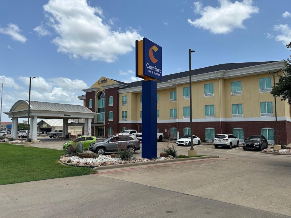 Comfort Inn & Suites - Image 1