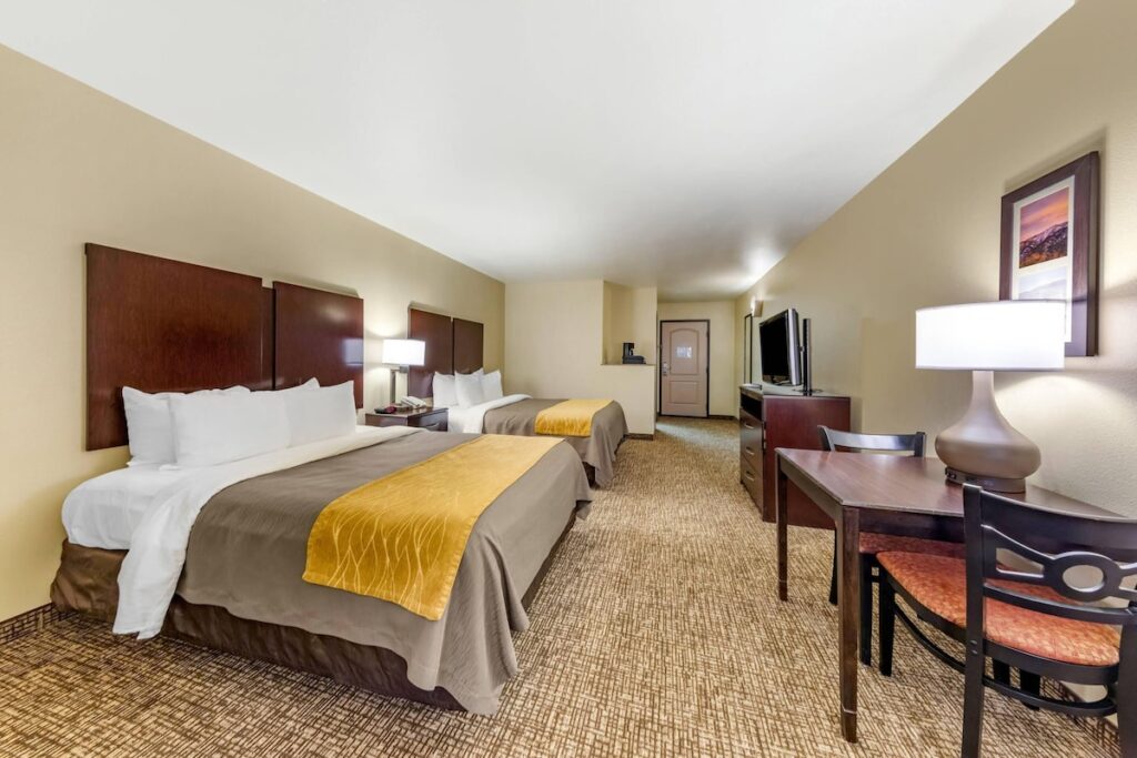 Comfort Inn & Suites - Image 3