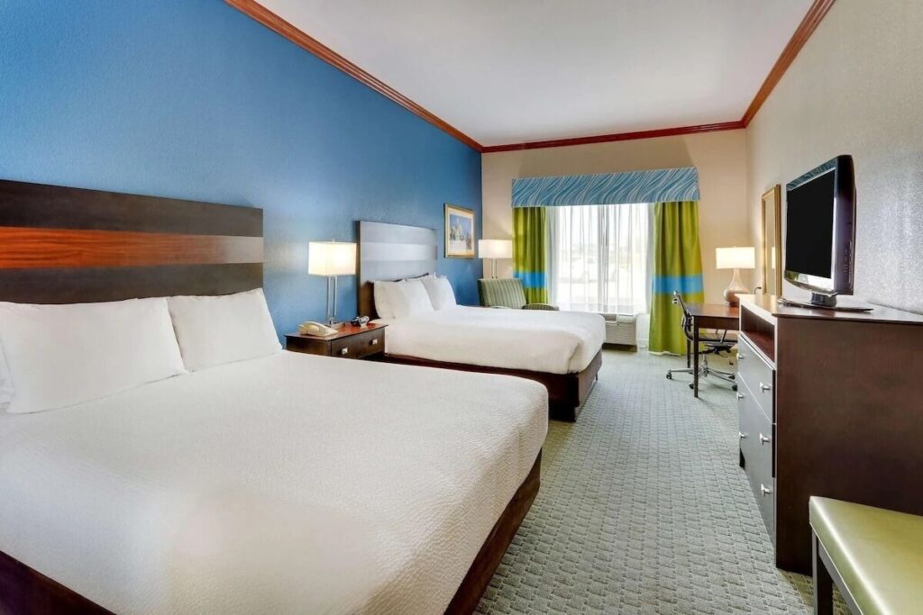 Comfort Inn & Suites - Image 4