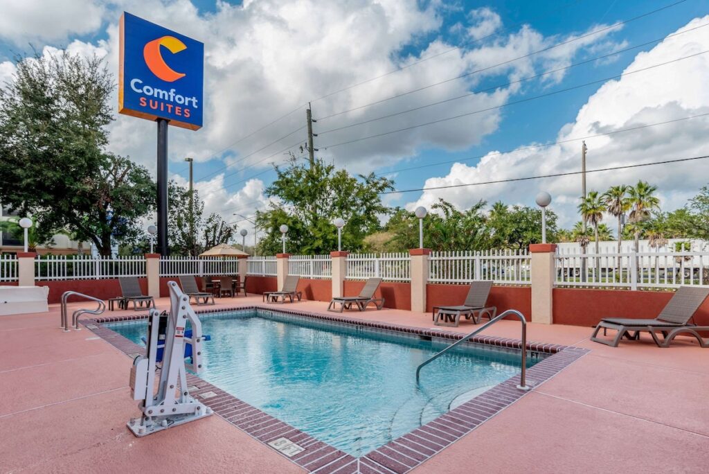 Comfort Suites Airport - Image 4