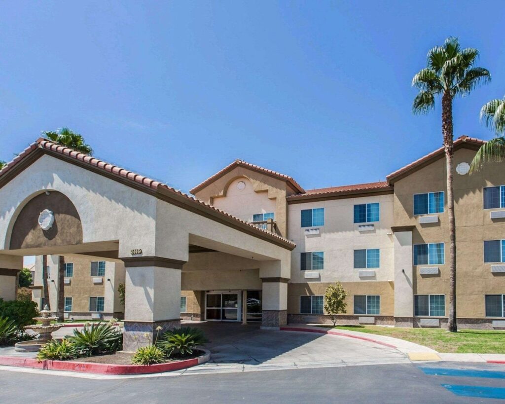 Comfort Suites Bakersfield - Image 2