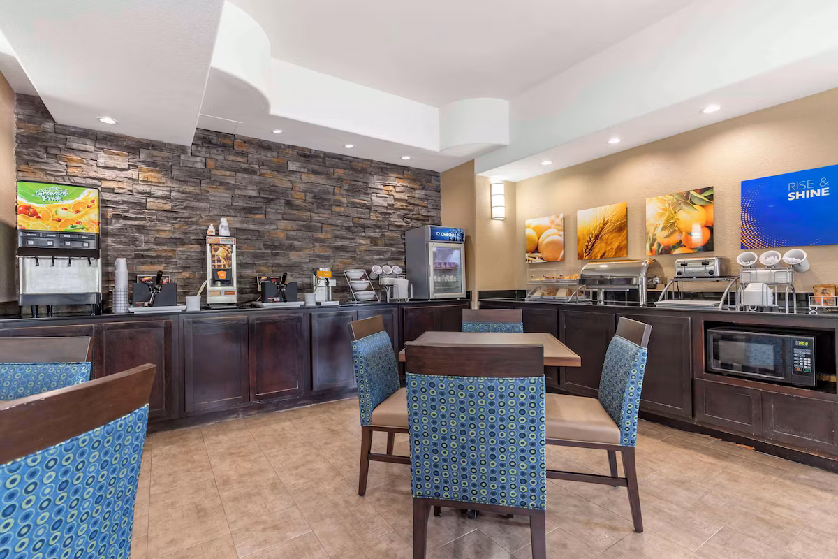 Comfort Suites Medical Center near Six Flags - Image 6