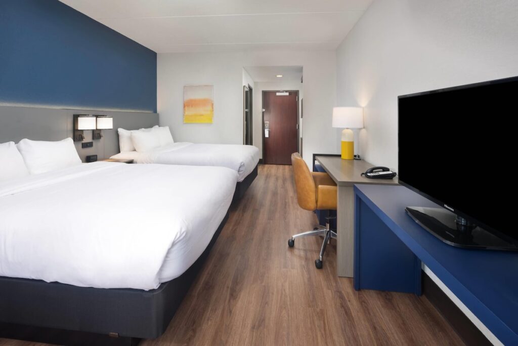 Comfort Suites Outlet Center - Image 4