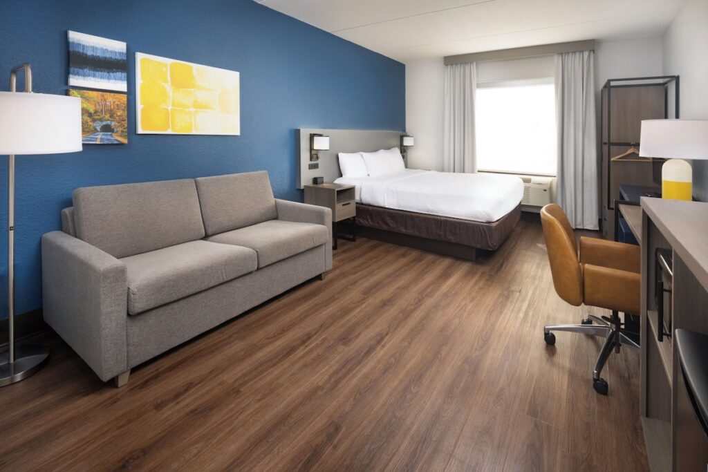 Comfort Suites Outlet Center - Image 5