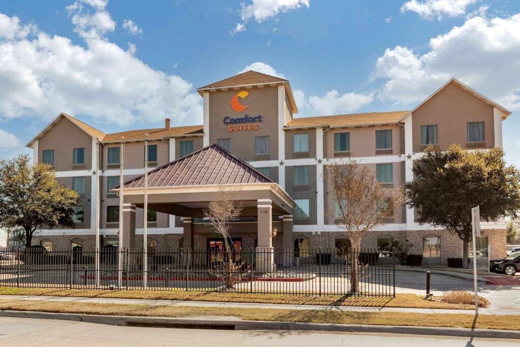 Comfort Suites Waco Near University Area - Image 1