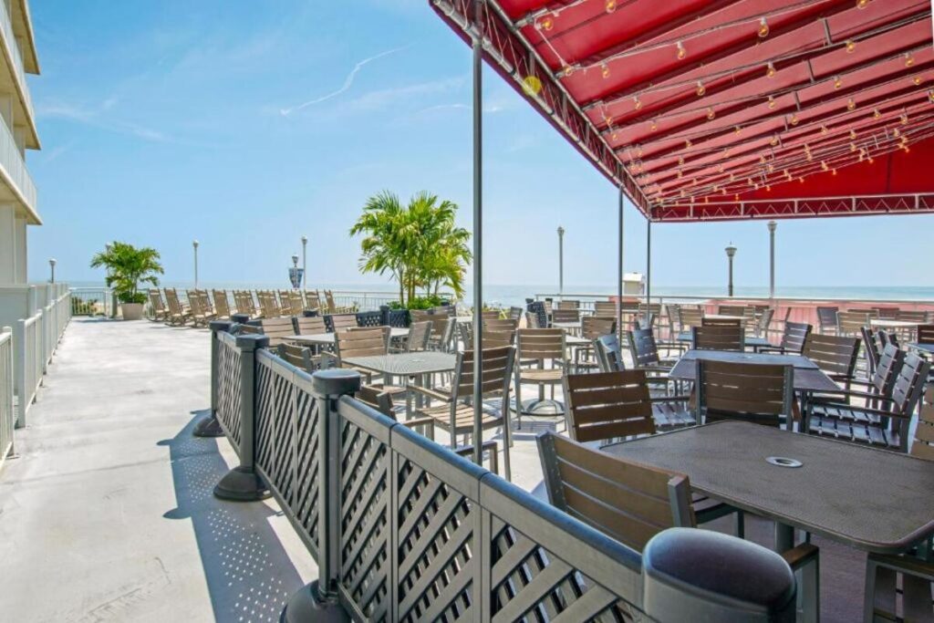 Commander Hotel & Suites - Image 4