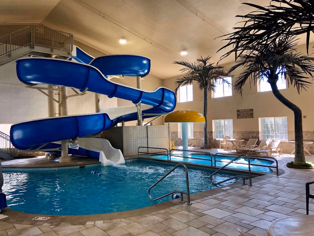 Country Inn & Suites by Radisson Bismarck Waterpark - Image 2