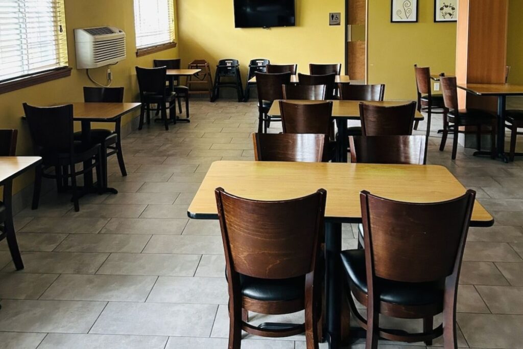 Country Inn & Suites by Radisson, Delta Park North Portland - Image 4