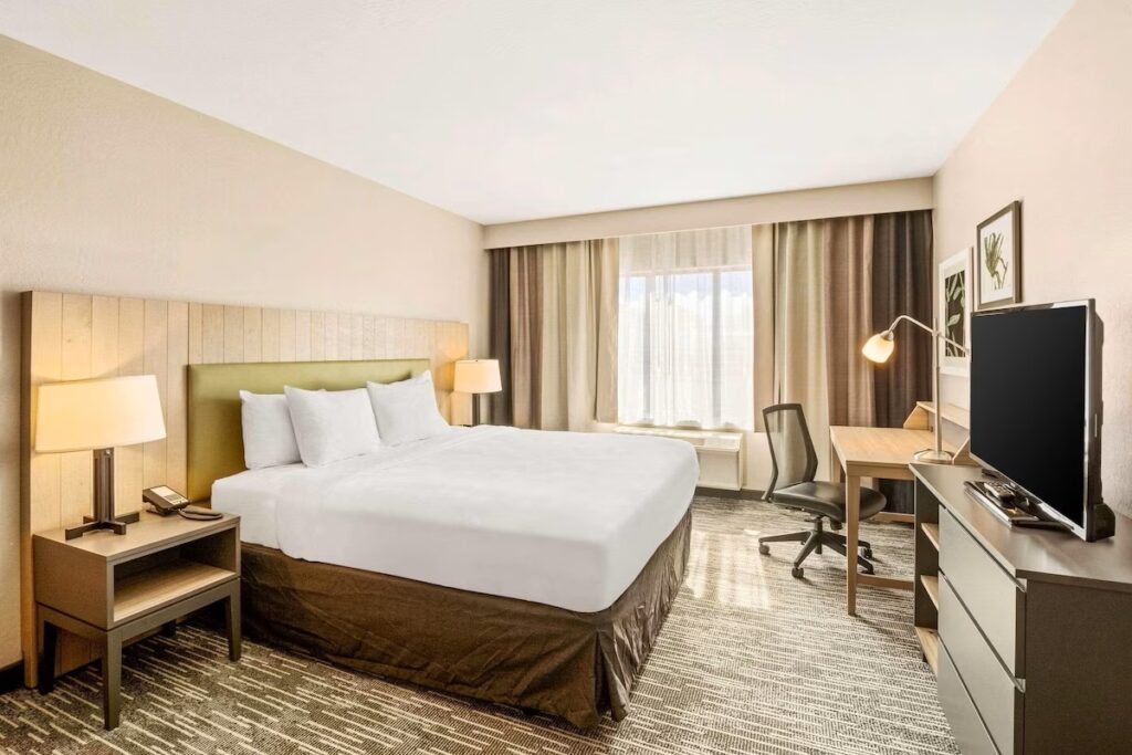 Country Inn & Suites by Radisson, Flagstaff Downtown, AZ - Image 2