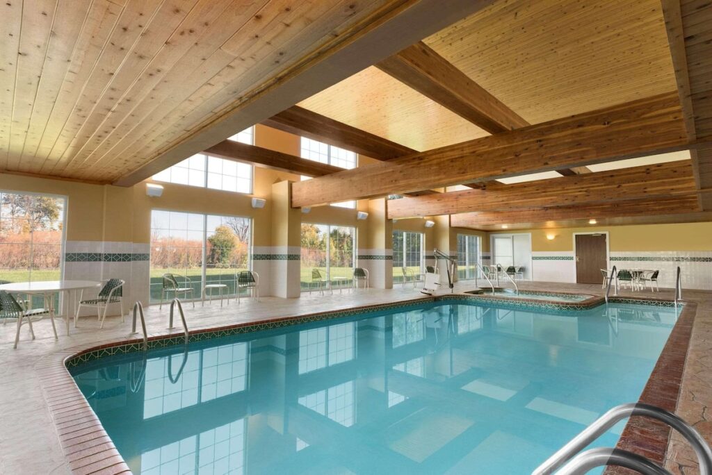 Country Inn & Suites by Radisson, Milwaukee Airport, WI - Image 4