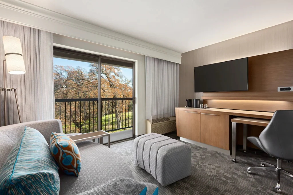 Courtyard by Marriott Roseville - Image 3