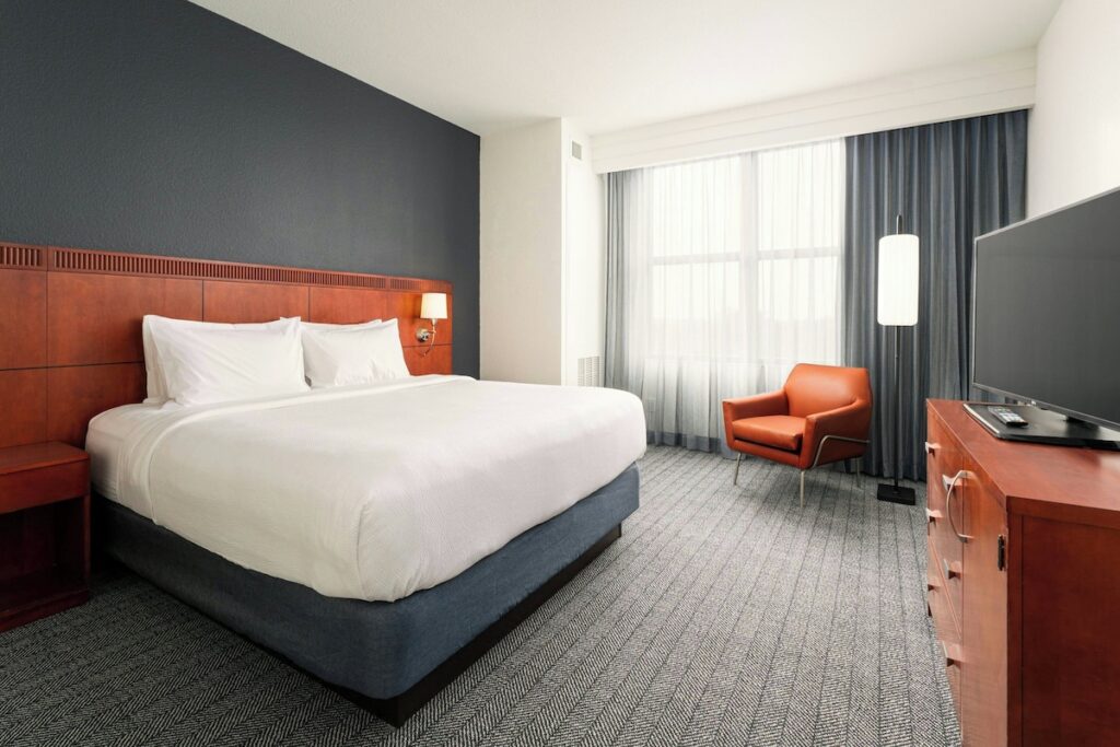 Courtyard by Marriott St. Petersburg Downtown - Image 5