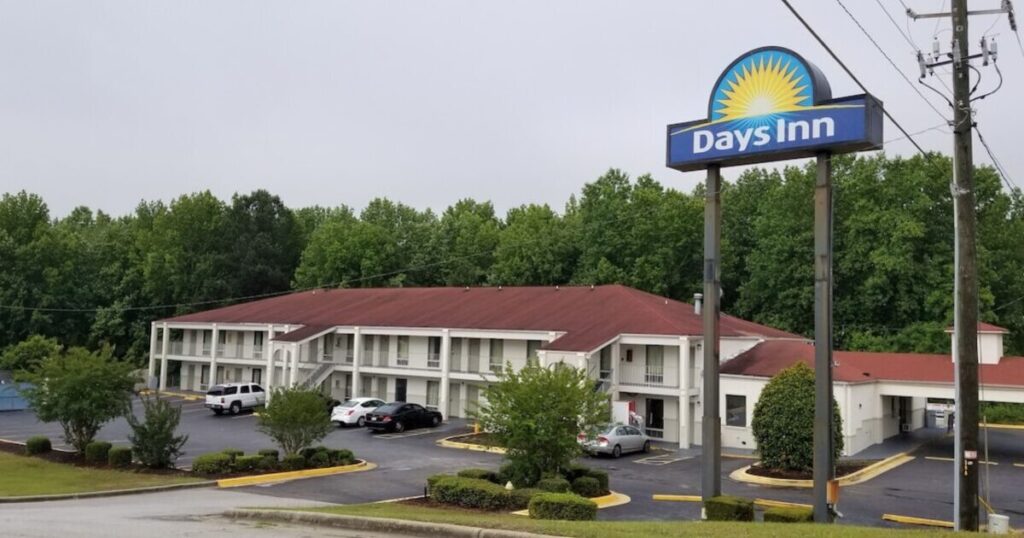 Days Inn & Suites by Wyndham Augusta Near Fort Eisenhower - Image 2