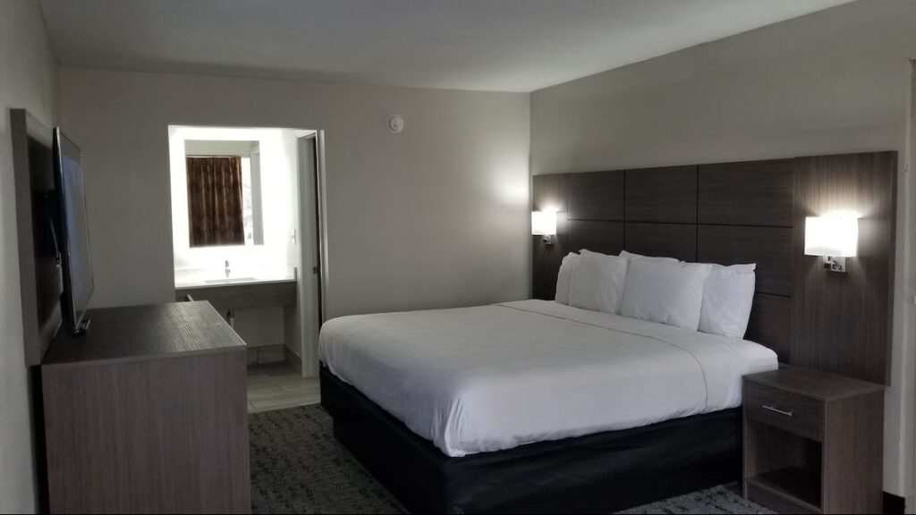 Days Inn & Suites by Wyndham Charleston Airport West - Image 2