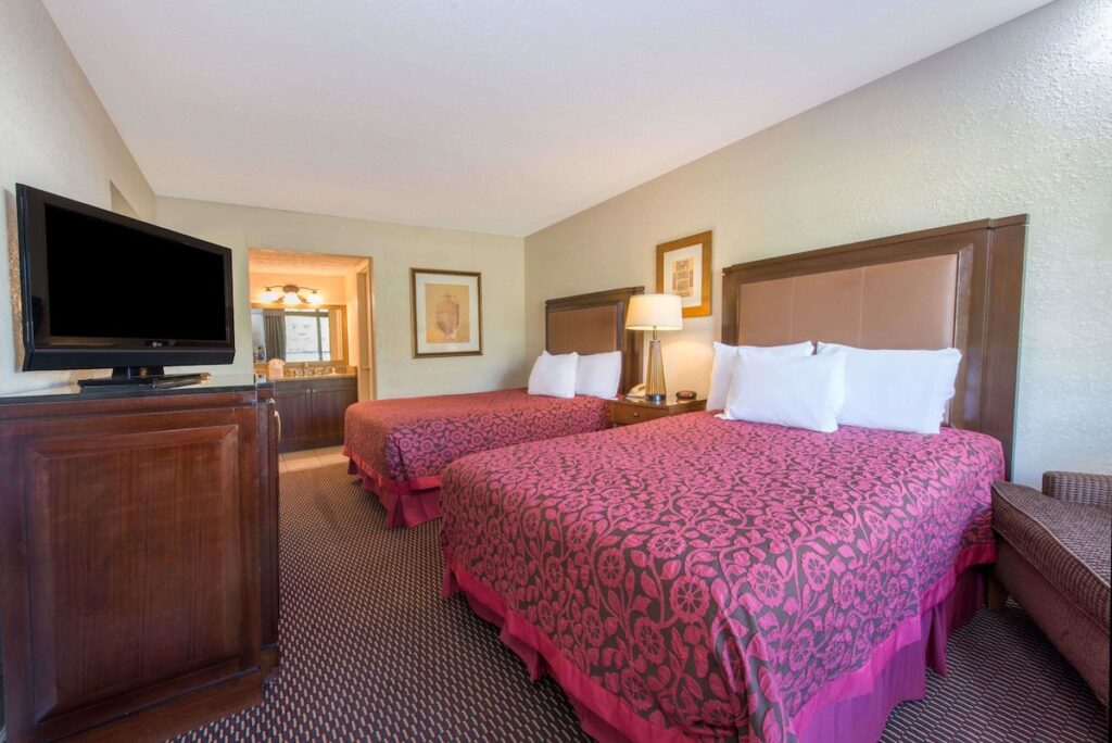 Days Inn & Suites by Wyndham Dayton North - Image 3