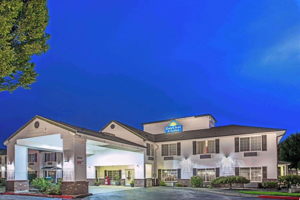 Days Inn & Suites by Wyndham Gresham