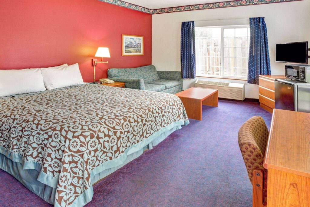 Days Inn & Suites by Wyndham Gresham - Image 2