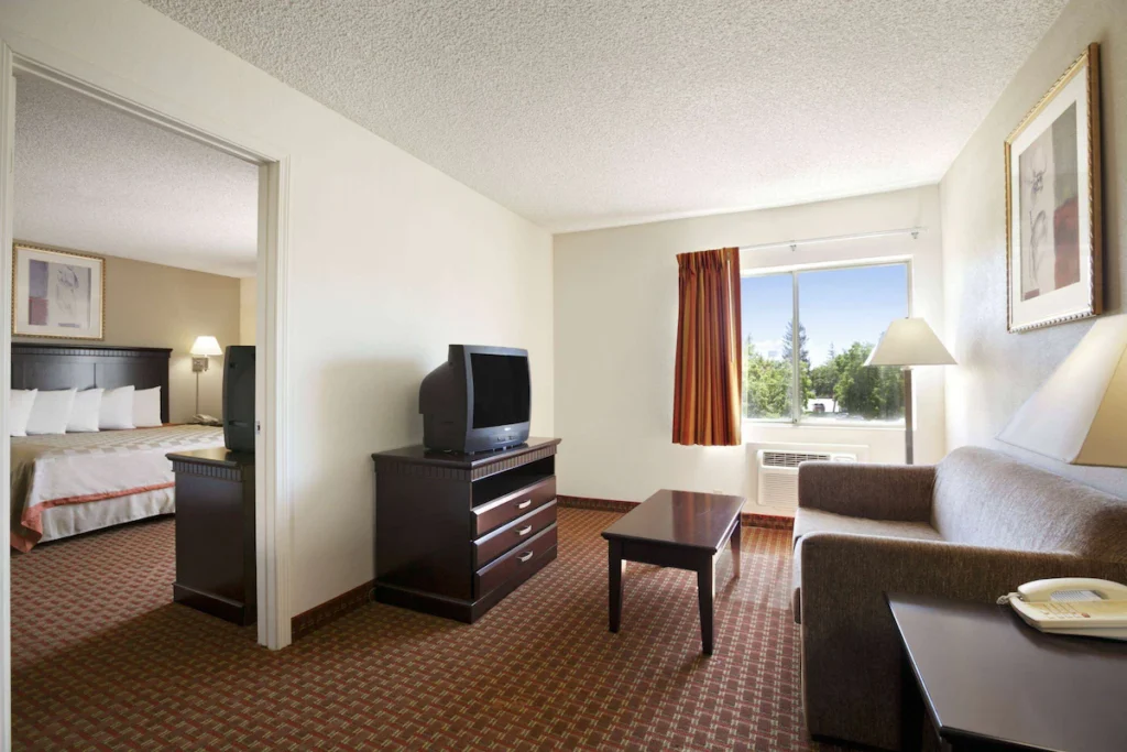 Days Inn & Suites by Wyndham Rancho Cordova - Image 2