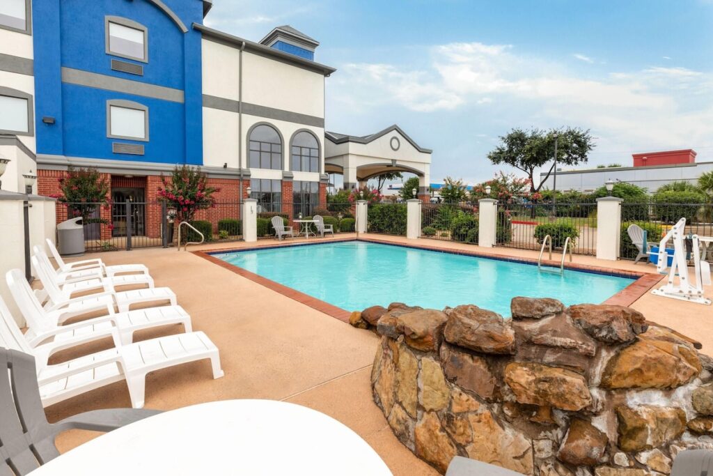 Days Inn & Suites by Wyndham Sam Houston Tollway - Image 3