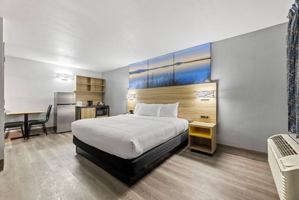 Days Inn & Suites by Wyndham Texas City - Image 2