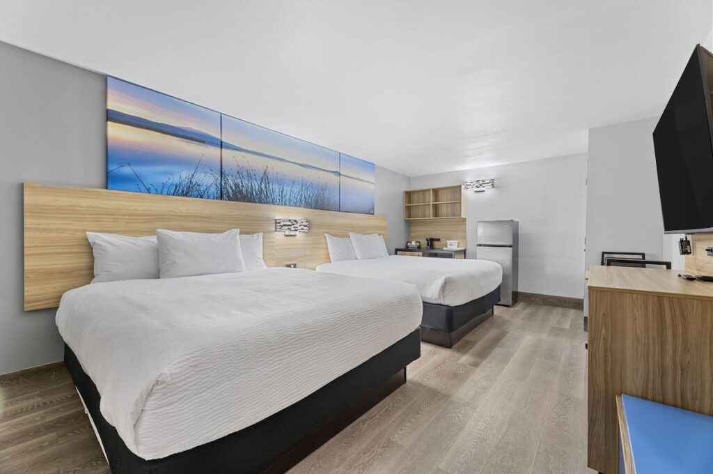 Days Inn & Suites by Wyndham Texas City - Image 3