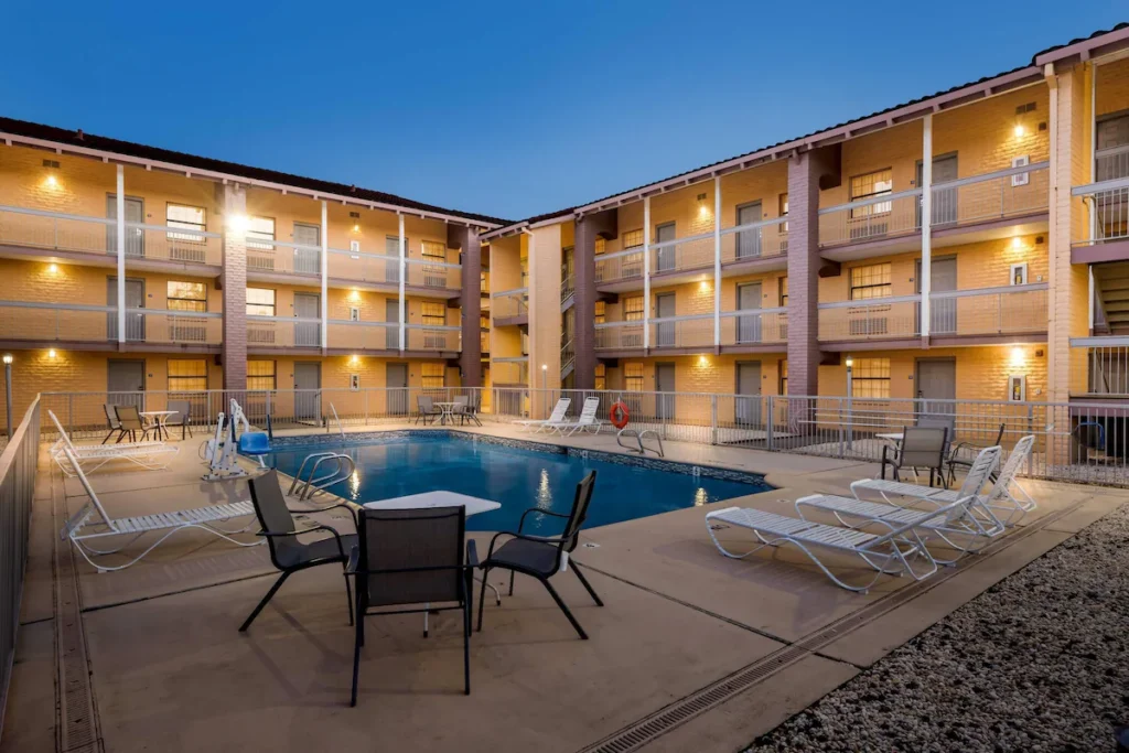 Days Inn by Wyndham Birmingham/West - Image 4